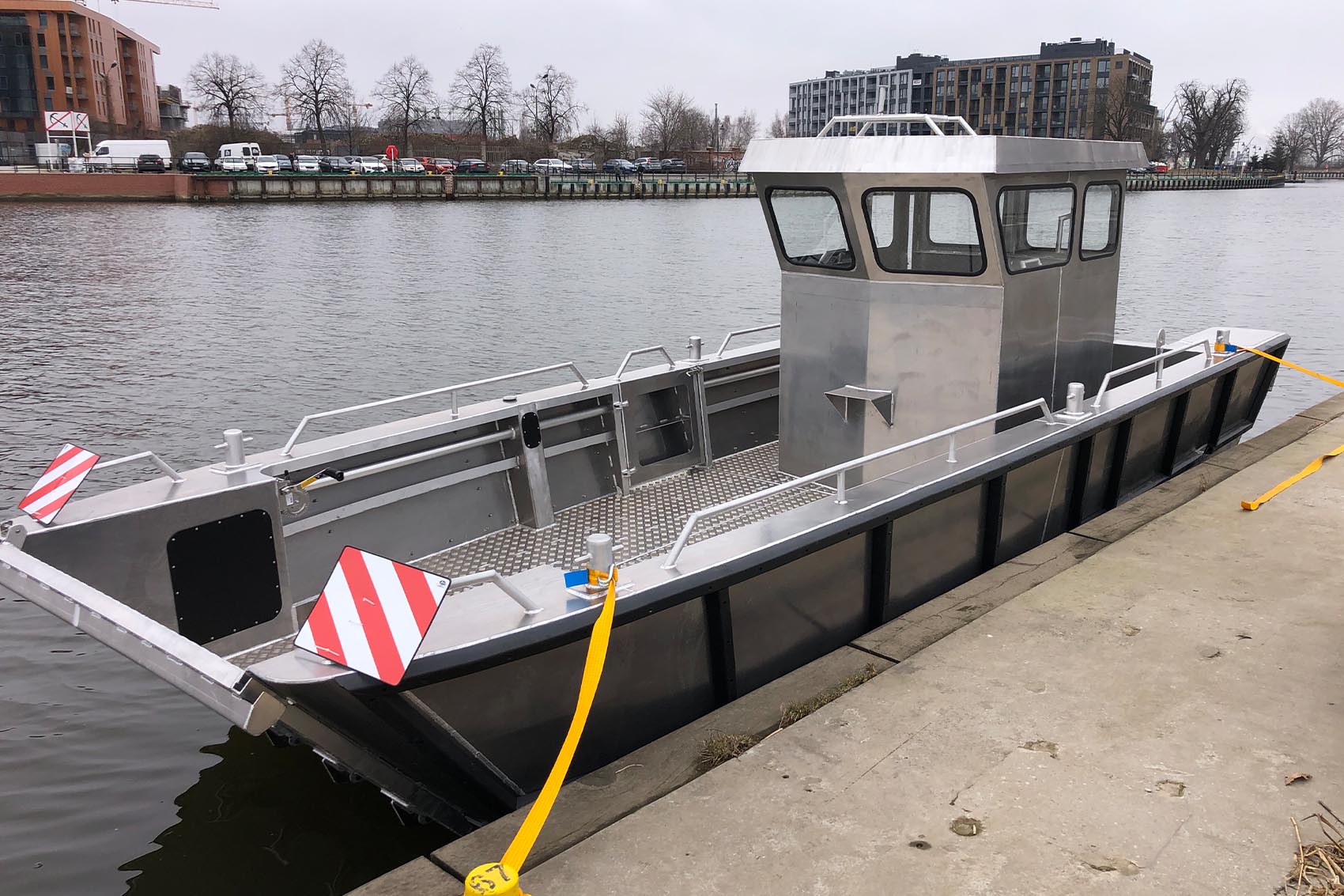 tch marine | landing craft TB800 by the seashore