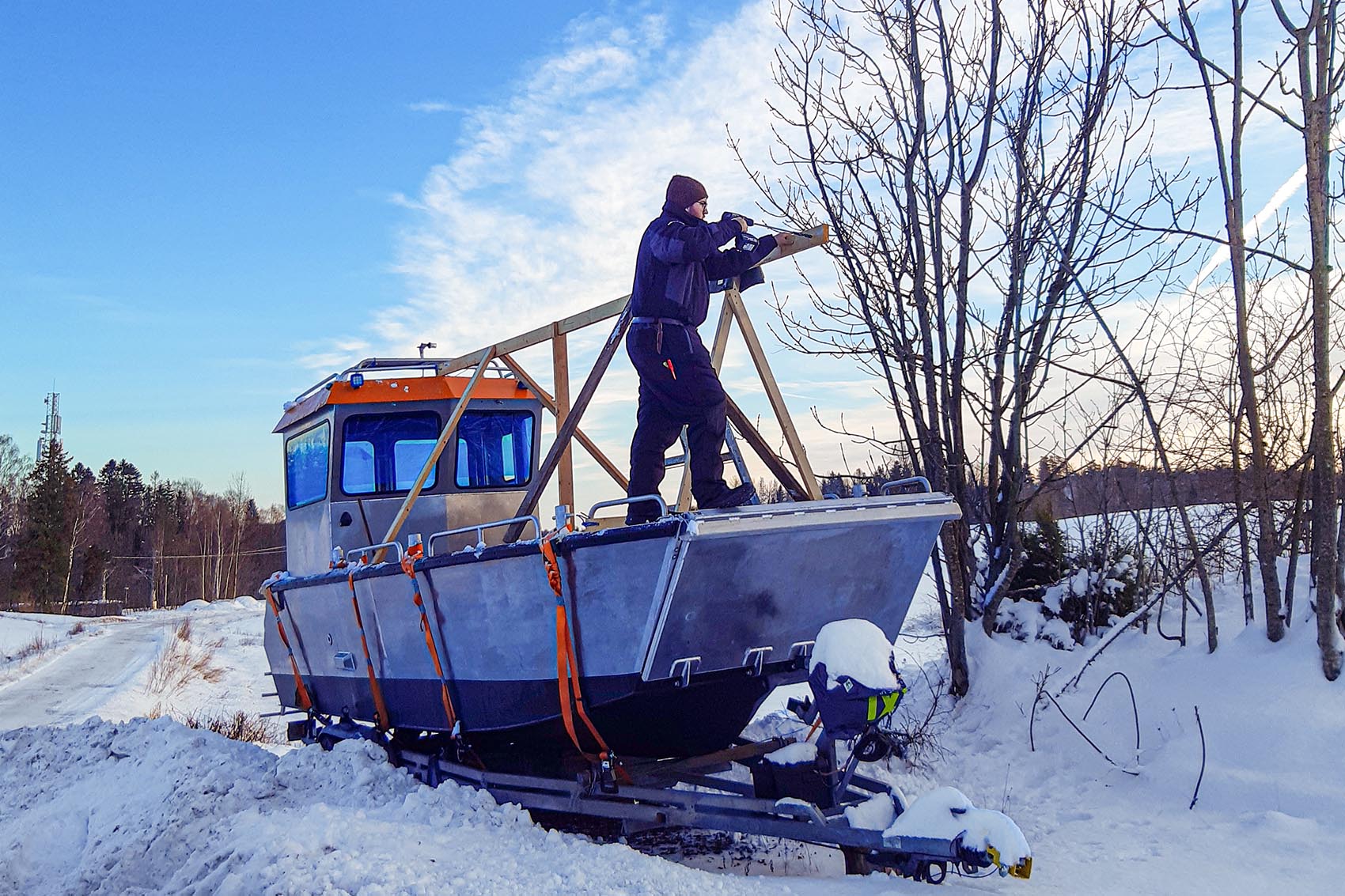 tch marine | landing craft TB700 by the seashore