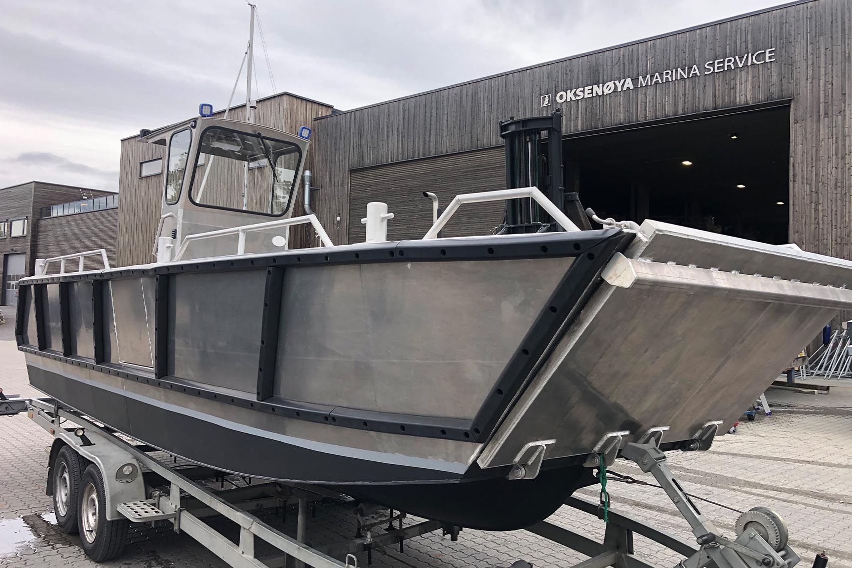 tch marine | landing craft TB700 console by the seashore