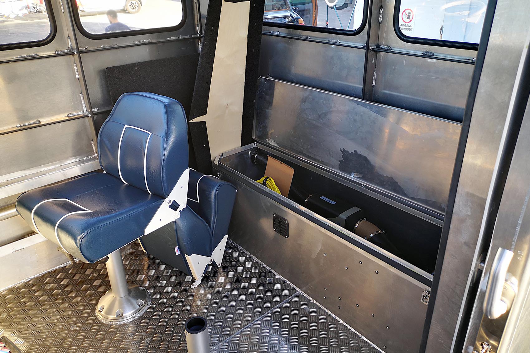 landing craft tb800 | cockpit | tch marine